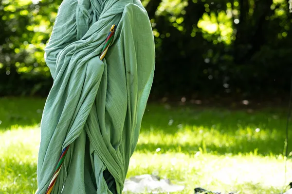 Solo Souvent en de lents déjeunés - chorégraphie, dramaturgie, costume, accessoire Noé Pellencin