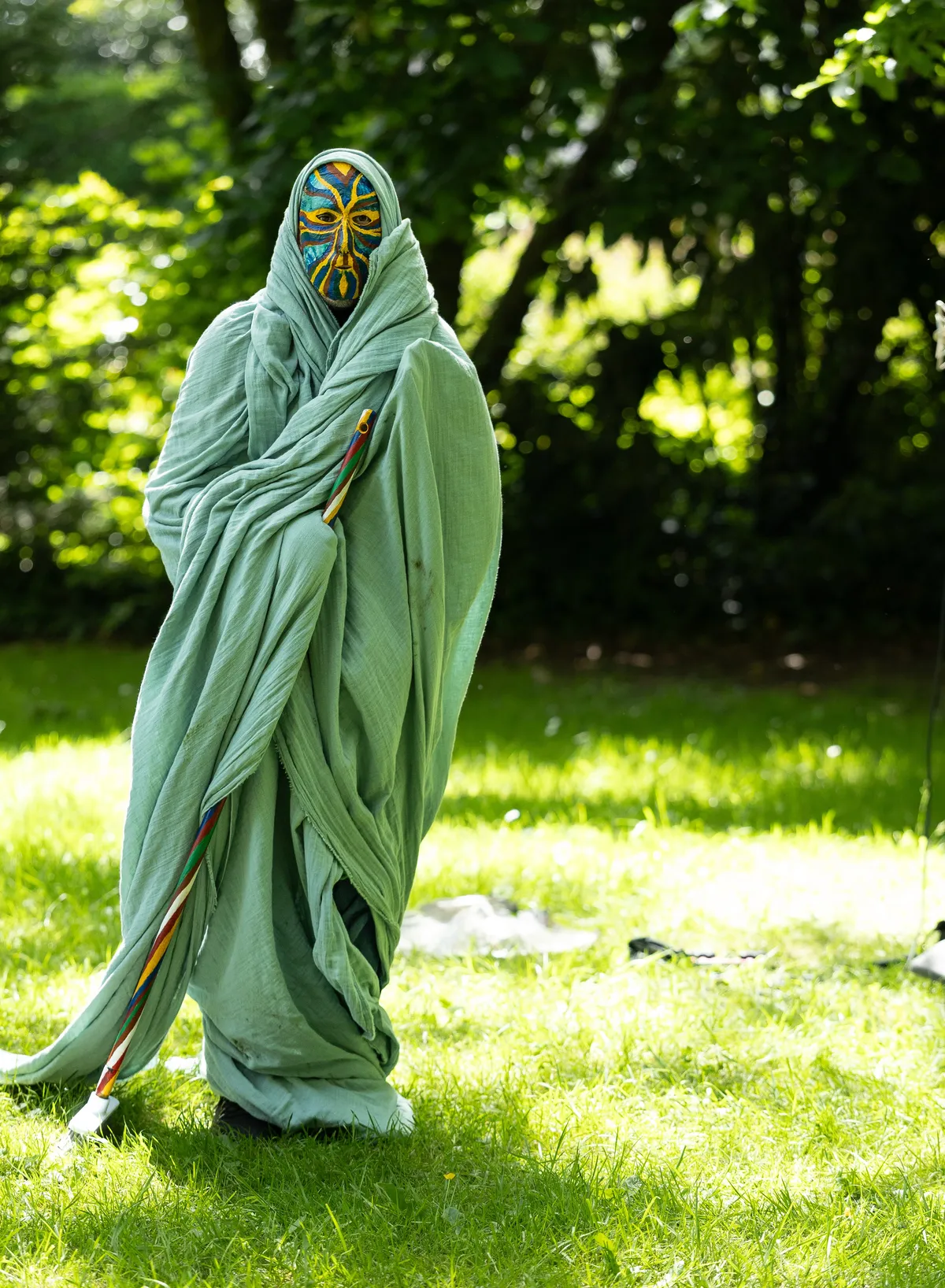 Solo Souvent en de lents déjeunés - chorégraphie, dramaturgie, costume, accessoire Noé Pellencin